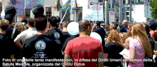 Foto di una delle manifestazioni in difesa dei Diritti Umani organizzate dal CCDU Onlus